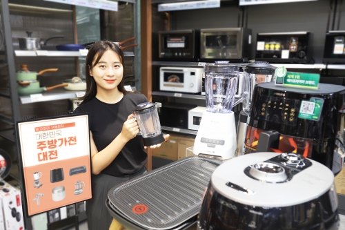한 소비자가 주방가전을 살펴보는 모습.