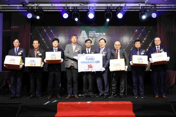 충북사회복지협의회 김영석 회장(왼쪽부터), 충남사회복지협의회 이정기 회장, TV조선 주용중 대표이사, 국민건강보험공단 구자춘 경영지원실장, 보건복지부 김현준 인구정책실장, 한국사회복지협의회 김성이 회장, 복지TV 박마루 사장, 광주사회복지협의회 김영기 회장, 경기사회복지협의회 강기태 회장이 나눔박스 포장 후 기념 촬영을 하고 있다.