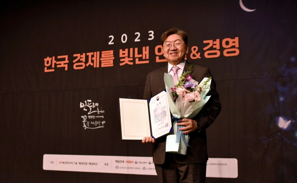 이남식 재능대학교 총장이 일자리창출 부문 '고용노동부장관상' 수상과 함께 '한국경제를 빛낸 인물'로 선정됐다.