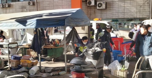 ▲ 10년 이상 불법으로 도로를 점유해 민원이 끊이지 않던 옥수동 포장마차를 철거하는 모습