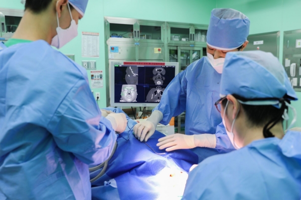 내비게이션 시스템을 이용해 안와골절 수술을 하고 있는 한림대학교동탄성심병원 성형외과 박태환 교수.