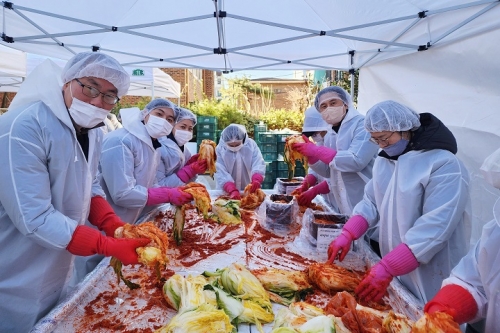 ▲ 에스알 임직원들이 1일 개포동 강남지역자활센터 주차장에서 김장 김치를 담그고 있다. 이날 담근 김치는 강남구 지역 내 저소득 취약계층 300여 명에게 전달될 예정이다.