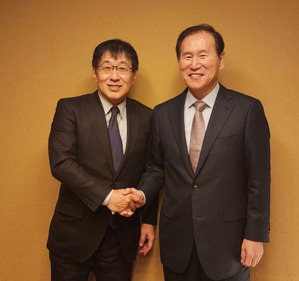 한국석유공사 김동섭 사장(우측)과 JOGMEC 이치로 타카하라 CEO(좌측)가 기념촬영을 하고 있다.
