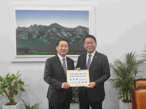 인천시는 유정복 시장이 12월 8일 국회 행정안전위원회를 방문해 김교흥 위원장과 위원들을 만나 인천형 행정체제 개편 관련 법률안 연내 처리에 협조를 요청했다.