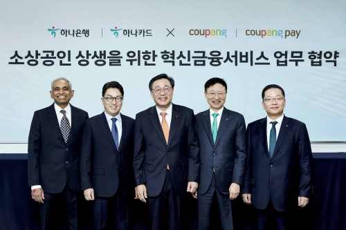 (좌측부터) 비제쉬 아이어 쿠팡페이 대표, 강한승 쿠팡 대표, 박윤규 과학기술정보통신부 차관, 이승열 하나은행장, 이호성 하나카드 사장이 12일 잠실 쿠팡 사옥에서 쿠팡과 하나금융그룹 간 "소상공인 상생을 위한 혁신금융서비스 업무 협약" 체결을 축하하고 있다.