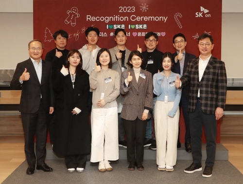 최재원 SK온 수석부회장(맨 오른쪽)이 13일 서울 종로구 SK온 관훈 사옥에서 열린 'SK온 레코그니션'에서 수상자들과 함께 기념촬영을 하고 있다. 이석희 CEO(맨 왼쪽)와 최영찬 CAO(뒷줄 맨 오른쪽)가 함께 했다. [사진 = SK온]