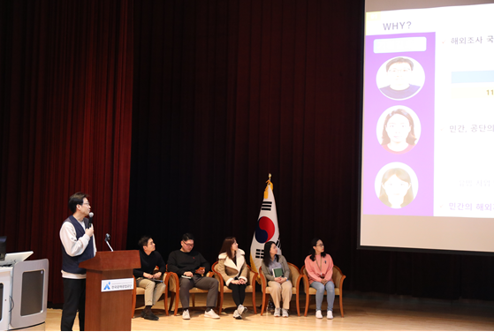 KOMIR 본사 대강당에서 열린 룬샷 연구경진대회에서 최우수상을 수상한 '해외광물자원 개발사업 활성화를 위한 드론 플랫폼 구축 연구회' 길드가 연구 내용을 발표하고 있다.