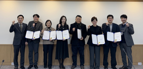 한국지능정보사회진흥원은 12월 15일 2024 ESG운영위원회 착수회의를 개최했다. (왼쪽부터) NIA 박원재 부원장, 사회적가치연구원 박성훈 실장, 숭의여대 양심영 교수, 윤지영 NIA 비상임이사, 지방행정연구원 고경훈 센터장, 자산관리연구소 박원주 대표, 연세대 강상욱 교수, NIA 조성배 ESG혁신팀장