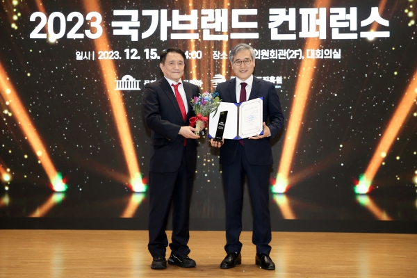 국가브랜드대상 공공부분 수상. 김진용 IFEZ 청장(오른쪽), 조동성 국가브랜드진흥원 대표(왼쪽)
