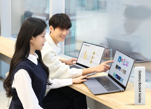 삼성전자 모델이 '갤럭시 북4 시리즈'를 체험하고 있는 모습.