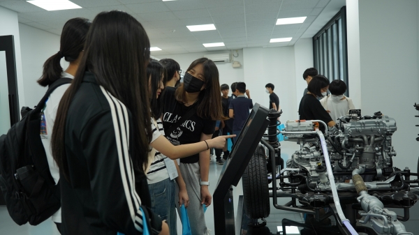2023 대학진로탐색캠프에서 학생들이 진로체험을 하고 있다.
