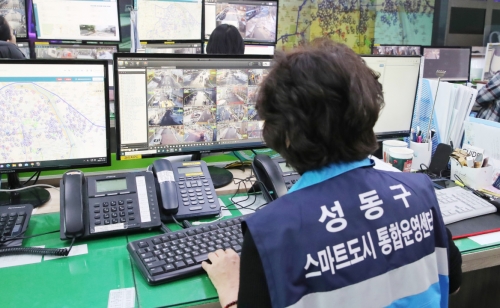 ▲ 성동구청 스마트도시 통합운영센터 직원이 성수동에 설치된 인파감지 CCTV를 확인하고 있다.