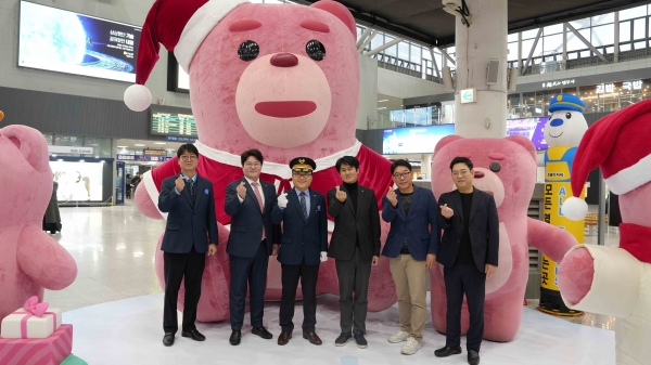 산타 벨리곰 앞에서 관계자들이 사진 촬영을 하고 있다.(왼쪽에서 두 번째 : 코레일유통 유원종 유통사업본부장, 오른쪽에서 두 번째 : 코레일유통 임현식 부산경남본부장)