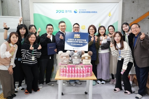 지난 14일 후원물품 전달식에 참석한 대한사회복지회 강대성 회장(우측 첫 번째), 경기북부아동일시보호소 이미라 소장(우측 여섯 번째), 쓰리콤보 멤버들 - 김민호, 정철욱, 안양교(좌측에서 다섯 번째부터 차례대로)