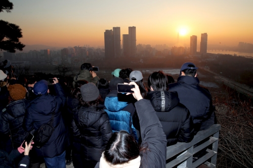 ▲ 지난 2023년 응봉산 해맞이 축제에서 일출사진을 찍는 주민들의 모습