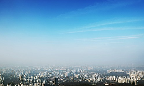 미세먼지 농도가 '나쁨' 수준을 보인 27일 오전 경기도 광주시 남한산성에서 바라본 서울 시내가 뿌옇다. 출처=연합뉴스