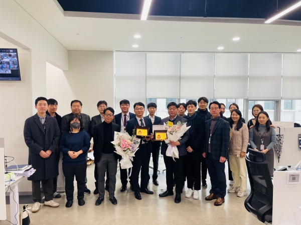 표창패 및 꽃다발 수여식(나의신 운영지원과장, 최성호 총무담당사무관)-(사진제공=경기도교육청)