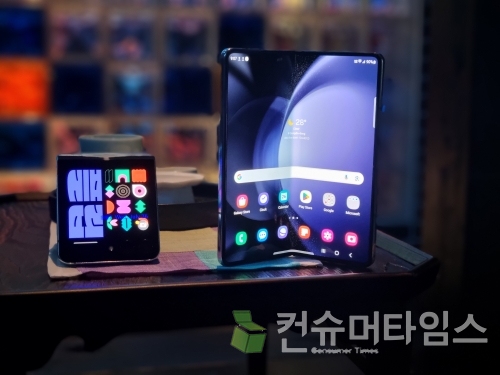 삼성전자가 올 3분기 선보인 폴더블 스마트폰 신제품 갤럭시Z플립5(왼쪽)와 Z폴드5. [사진 = 김윤호 기자]