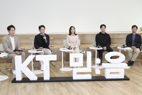 최준기(왼쪽 두 번째) KT AI·BigData사업본부 본부장이 기자설명회에서 KT 초거대 AI 믿음에 대해 설명하고 있다.