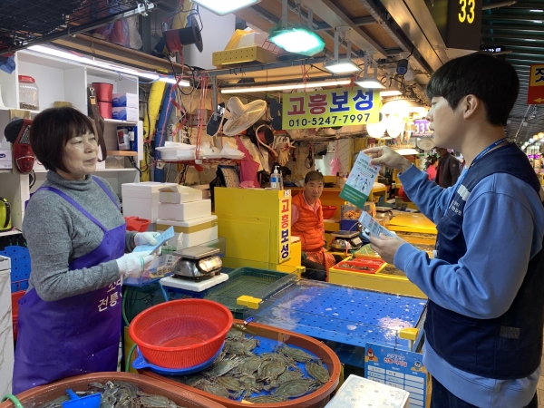 인천시 보건환경연구원은 인천지역에서 유통 중인 수산물의 안전성 강화를 위해 지난해 대비 3배 많은 1,899건의 수산물의 유해물질을 검사했다.