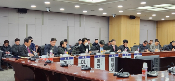 국가철도공단은 정동만 국회의원실과 공동으로 '지방의 새로운 기회, 철도와 함께하는 탄소중립' 정책토론회를 지난 12월21일 진행했다. (왼쪽부터 인프라경제연구원 이창운 원장, 국가철도공단 김윤양 본부장, 2050탄소중립녹색성장위원회 이규진 수송전문위원장, 머니투데이 이민하 기자, 한국교통대학교 이장호 교수, 한국교통연구원 예충열 선임연구위원, 강원연구원 장진영 부연구위원)