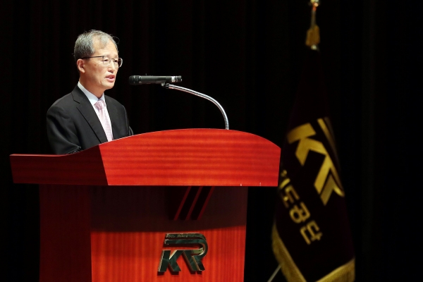 국가철도공단 김한영 이사장이 창립 20주년 기념사를 하고 있다.