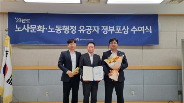 공무원연금공단 노동조합 위원장 우상임(가운데)