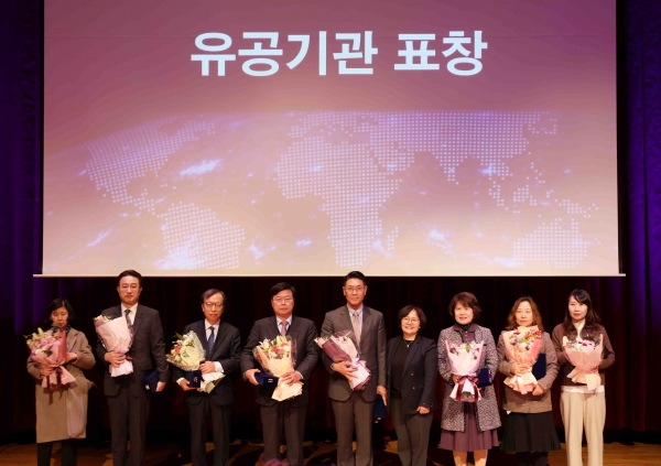 이영구 한림대학교강남성심병원 병원장(왼쪽 네 번째)을 포함한 수상자들이 표창을 받은 후 박유미 서울시 시민건강국장(왼쪽 여섯 번째)과 기념 촬영을 하고 있다.