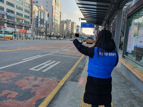 성남시 미세먼지 생활환경 모니터링단이 야탑역 주변 도로변에서 미세먼지 농도를 측정하고 있다.
