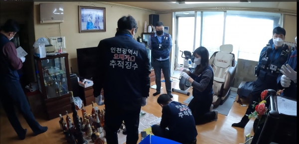 오메가(Ω) 추적 징수반 가택수사 모습(사진제공=인천시)
