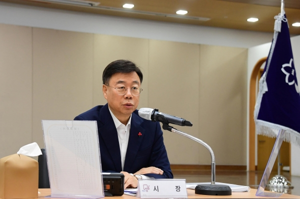 신상진 성남시장은 3일 확대간부회의에서 "청년창업은 지역경제 활성화와 일자리 창출뿐 아니라 관내 청년들의 지역 정주 여건 강화를 위해 중요한 과제"라며 "우리 성남시도 서울의 홍대거리와 성수동처럼 청년들이 다양한 창업을 할 수 있도록 창업 정보 제공과 창업 여건 조성 등 청년창업 육성을 위한 청년창업지원TF팀을 구성하라"고 지시했다.