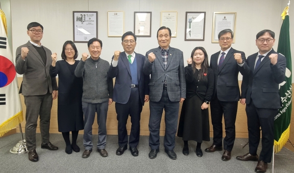 (우측4번째부터) 대한민국헌정회 정책연구위원회 유인학 의장, 김춘진 한국농수산식품유통공사 사장, 대한민국헌정회 정책연구위원회 이만우 실장