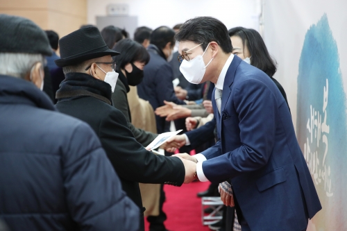 2023년 신년인사회에서 인사를 나누는 정원오 성동구청장(사진=성동구)