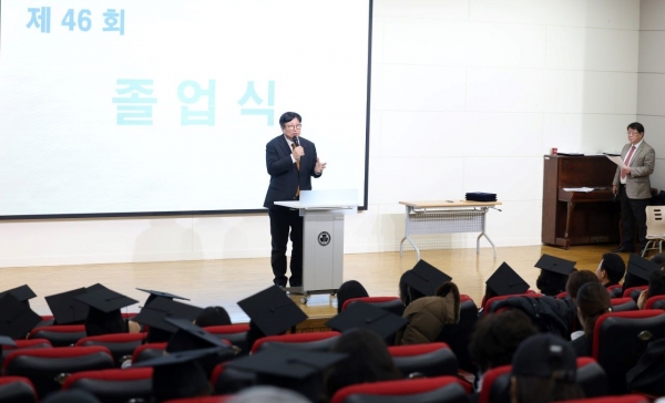 인천시교육청(교육감 도성훈)은 지역의 방송통신고등학교 졸업식에 참석해 학업의 꿈을 이룬 만학도들을 응원했다.