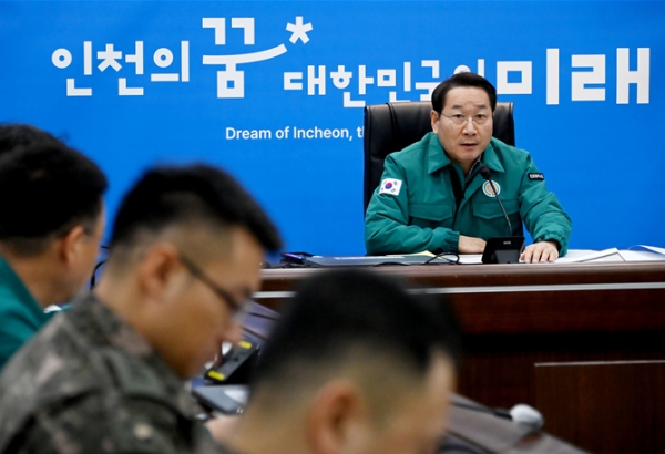 유정복 인천시장은 지난 5일 오후 인천시 경보통제소에서 긴급회의를 소집해 이들 지역을 폐쇄회로(CC)TV로 실시간 모니터링하며 현지 상황을 확인하고 옹진군, 연평면장 등 관계기관 등과 직접 수시 보고 받고 업무지시 했다.