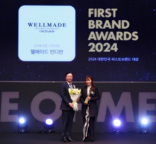 세정 박이라 대표(오른쪽)가 9일 서울 신라호텔에서 열린 '2024 대한민국 퍼스트 브랜드 대상' 시상식에서 '웰메이드 인디안' 신사복 부문 대상 수상을 하고 있다.