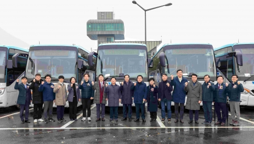 인천교통공사(사장 김성완)는 지난 9일 청라BRT차고지에서 전기좌석버스 11대 신규 도입에 따라 '친환경 전기좌석버스 도입 축하행사 및 시승행사'를 개최했다.