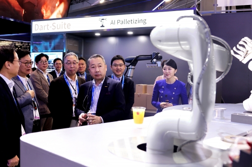 박정원 두산그룹 회장(가운데)과 박지원 그룹부회장(왼쪽)이 10일(현지시간) CES 2024가 열리는 라스베이거스컨벤션센터를 찾아 두산 부스에서 AI칵테일 로봇을 살펴보고 있다.(사진=두산그룹)