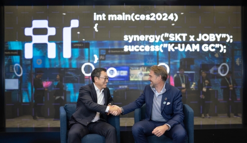 유영상 SKT 사장(사진 왼쪽), 조벤 비버트(JoeBen Vevirt) Joby Aviation CEO가 라스베이거스에서 열리는 CES 2024에 마련된 'SK ICT 패밀리 데모룸'에서 기념 촬영을 하고 있는 모습.