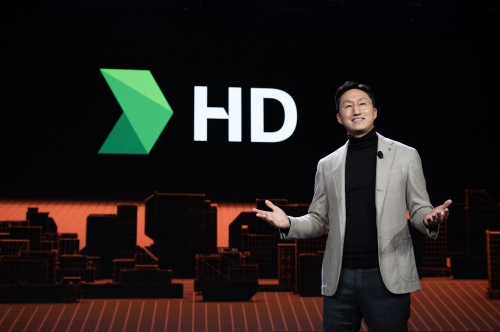 정기선 HD현대 부회장이 10일(현지시간) 미국 라스베이거스 베네시안 호텔에서 열린 'CES 2024'의 기조연설자로 나서 인류의 지속가능성을 위한 인프라 혁신 비전 '사이트 트랜스포메이션'을 주제로 연설하고 있다.(사진=HD현대)
