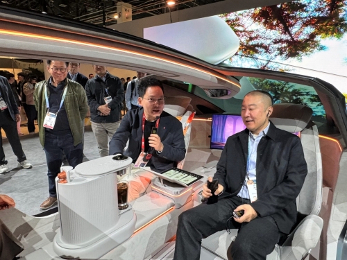 구자은 LS그룹 회장(오른쪽)이 미국 라스베이거스에서 열린 CES 2024의 LG전자 부스에서 관계자로부터 미래 모빌리티 콘셉트 '알파블'에 대한 설명을 듣고 있다.(사진=LS그룹)