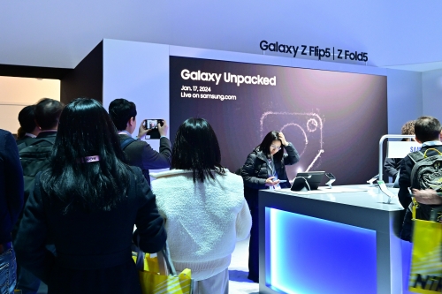 CES 2024 삼성 전시관 모바일 익스피리언스 존에 '삼성 갤럭시 언팩 2024' 티저 영상이 상영되고 있는 모습. 갤럭시 언팩 2024 행사는 1월 17일 오전 10시(현지 시각) 미국 새너제이(San Jose)에서 진행되며, 삼성전자 뉴스룸과 홈페이지, 유튜브 채널을 통해 온라인 생중계될 예정이다.