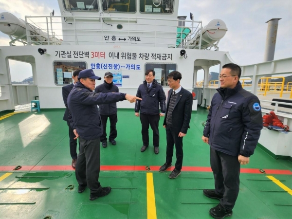 11일 김준석 한국해양교통안전공단 이사장이 충남 안흥외항과 가의도를 잇는 국가보조항로 차도선(124t급) '해랑5호'에 승선해 안전관리 현황 등을 점검하고 있다.