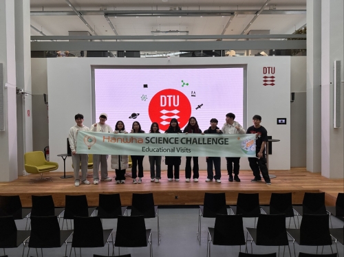 사이언스챌린지 수상자들이 덴마크공과대학교(DTU) 스카이랩에 방문한 모습(사진=한화그룹)