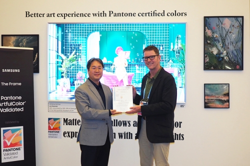 김용재 삼성전자 영상디스플레이사업부 부사장(왼쪽)과 이안 파이크(Iain Pike) '팬톤(PANTONE)' 상품개발 및 라이선싱 수석 글로벌 총괄(오른쪽)이 '팬톤 아트풀컬러 인증' 인증서 전달식을 가지고 있다.