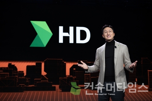 정기선 HD현대 부회장이 10일(현지시간) 미국 라스베이거스 베네시안 호텔에서 열린 'CES 2024'의 기조연설자로 나서 인류의 지속가능성을 위한 인프라 혁신 비전 '사이트 트랜스포메이션'을 주제로 연설하고 있다.(사진=HD현대)
