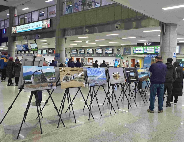 인천항 연안여객터미널 이용객들이 수상작을 감상하고 있다.(사진제공=인천항만공사)
