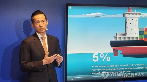 김동관 한화그룹 부회장이 17일(현지시간) 스위스 다보스에서 열린 세계경제포럼(WEF·다보스포럼) 연차총회에서 진행된 '세계 최초 탈화석연료 선박' 세션에서 무탄소 추진 가스운반선에 대해 설명하고 있다.(사진=연합뉴스)