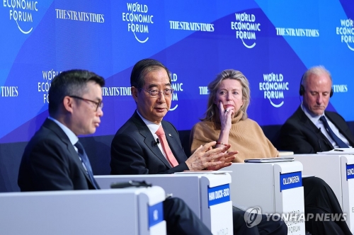 스위스 다보스에서 열리고 있는 세계경제포럼(WEFㆍ다보스포럼) 행사에 참석중인 한덕수 국무총리가 17일(현지시간) 다보스 콩그레스 센터에서 열린 태평양 지역 선도 세션 패널로 참석해 발언하고 있다.(사진=연합뉴스)