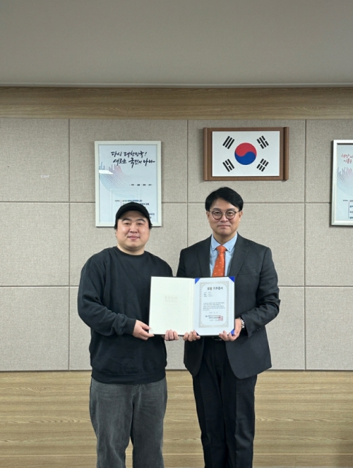 해양환경공단(KOEM, 이사장 한기준)은 부산지사(지사장 김진배) 소속 하성룡 기관사가 수년간 기른 긴 머리카락을 소아암 환자를 위해 '어머나 운동본부'에 기부했다.